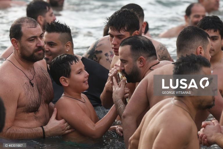 Nadadores participam na celebração ortodoxa do Dia da Epifania, na zona ribeirinha de Ormos de Afrodite, no distrito de Piraiki, em Pireu, Grécia. Os nadadores prepararam-se para a água fria para competir e apanhar a cruz que, segundo a tradição, traz saúde e felicidade à pessoa que a apanhar primeiro.