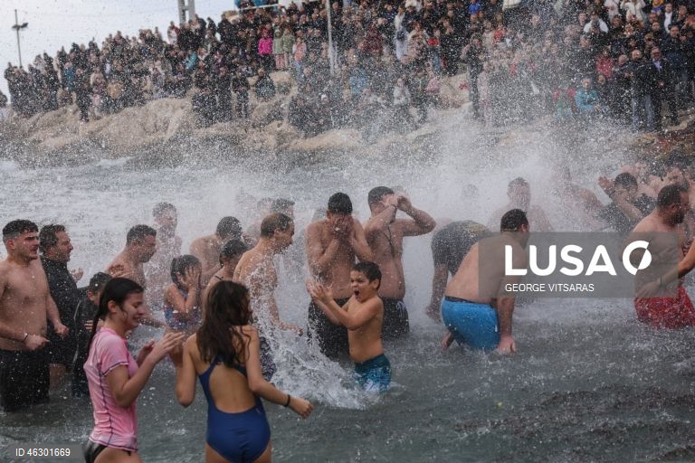 Nadadores participam na celebração ortodoxa do Dia da Epifania, na zona ribeirinha de Ormos de Afrodite, no distrito de Piraiki, em Pireu, Grécia. Os nadadores prepararam-se para a água fria para competir e apanhar a cruz que, segundo a tradição, traz saúde e felicidade à pessoa que a apanhar primeiro.