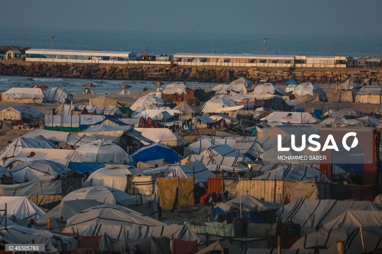 Famílias palestinianas deslocadas na zona oeste da cidade de Gaza