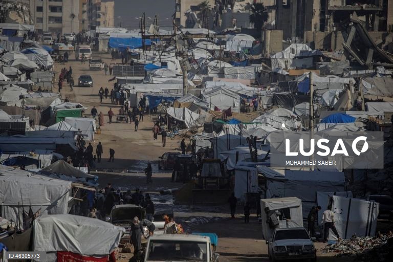 Famílias palestinianas deslocadas na zona oeste da cidade de Gaza