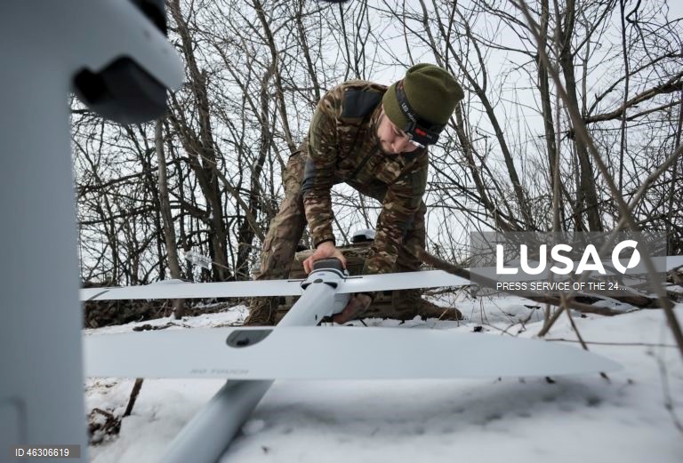 Urcânia: Militares ucranianos operam drone na região de Donetsk