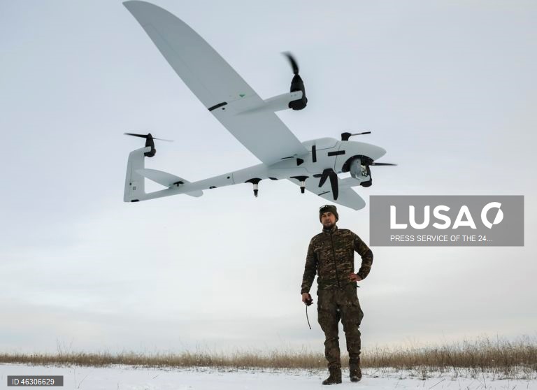 Urcânia: Militares ucranianos operam drone na região de Donetsk