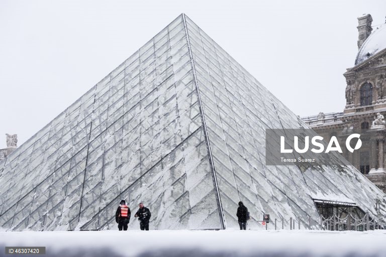 França: Manto branco de neve cobre Paris