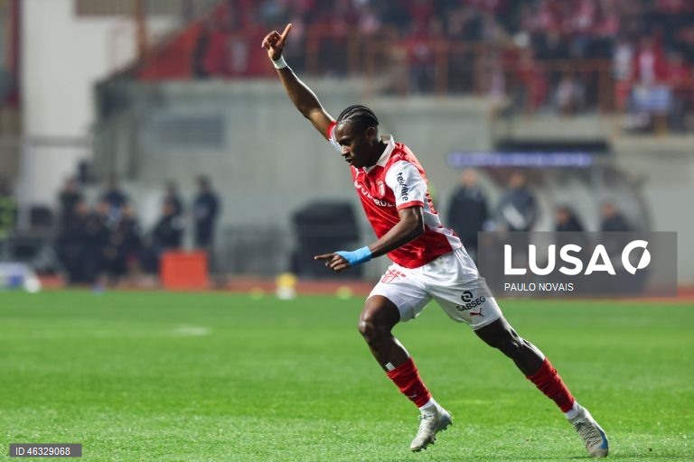 O Vitória de Guimarães diversificou hoje o seu historial ao conquistar a Taça da Liga de futebol, frente ao Sporting de Braga, completando o pleno de taças nacionais, ao juntá-la à Taça de Portugal e à Supertaça Cândido de Oliveira.