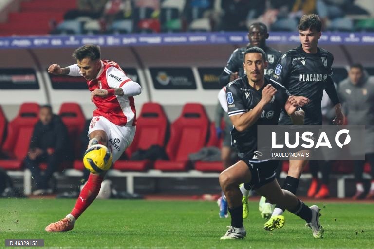 O Vitória de Guimarães diversificou hoje o seu historial ao conquistar a Taça da Liga de futebol, frente ao Sporting de Braga, completando o pleno de taças nacionais, ao juntá-la à Taça de Portugal e à Supertaça Cândido de Oliveira.