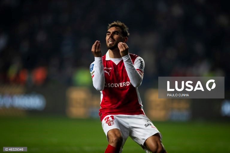 O Vitória de Guimarães diversificou hoje o seu historial ao conquistar a Taça da Liga de futebol, frente ao Sporting de Braga, completando o pleno de taças nacionais, ao juntá-la à Taça de Portugal e à Supertaça Cândido de Oliveira.