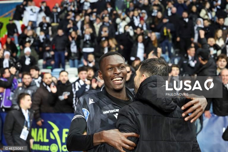 O Vitória de Guimarães diversificou hoje o seu historial ao conquistar a Taça da Liga de futebol, frente ao Sporting de Braga, completando o pleno de taças nacionais, ao juntá-la à Taça de Portugal e à Supertaça Cândido de Oliveira.