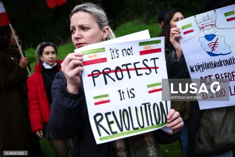 Protesters during the demonstration organized by the iranian community in Portugal demanding the expulsion of the diplomatic representative of the Iranian Islamic regime in Portugal, in front of the Iranian embassy in Lisbon. 11 January 2026. RODRIGO ANTUNES/LUSA