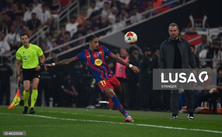 O FC Barcelona conquistou hoje a 16.ª Supertaça de Espanha de futebol da sua história, reforçando o estatuto de recordista, após vencer o eterno rival Real Madrid (3-2), com um ‘bis’ do internacional brasileiro Raphinha.