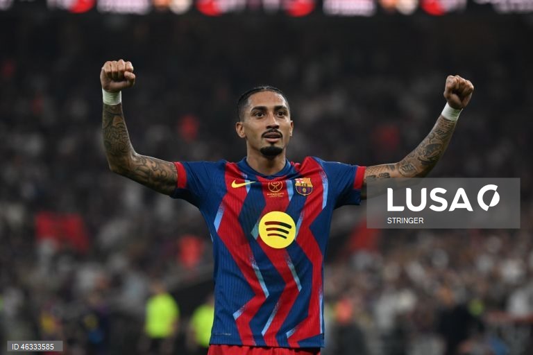 O FC Barcelona conquistou hoje a 16.ª Supertaça de Espanha de futebol da sua história, reforçando o estatuto de recordista, após vencer o eterno rival Real Madrid (3-2), com um ‘bis’ do internacional brasileiro Raphinha.