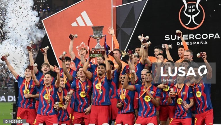O FC Barcelona conquistou hoje a 16.ª Supertaça de Espanha de futebol da sua história, reforçando o estatuto de recordista, após vencer o eterno rival Real Madrid (3-2), com um ‘bis’ do internacional brasileiro Raphinha.