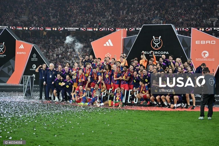 O FC Barcelona conquistou hoje a 16.ª Supertaça de Espanha de futebol da sua história, reforçando o estatuto de recordista, após vencer o eterno rival Real Madrid (3-2), com um ‘bis’ do internacional brasileiro Raphinha.