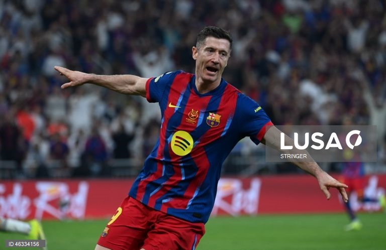 O FC Barcelona conquistou hoje a 16.ª Supertaça de Espanha de futebol da sua história, reforçando o estatuto de recordista, após vencer o eterno rival Real Madrid (3-2), com um ‘bis’ do internacional brasileiro Raphinha.