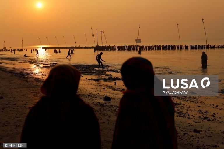 Índia: Encontro anual de peregrinos hindus de Ganga Sagar, que se banham nas águas sagradas do rio Ganges, em Bengala 