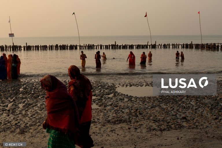 Índia: Encontro anual de peregrinos hindus de Ganga Sagar, que se banham nas águas sagradas do rio Ganges, em Bengala 