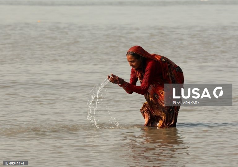 Índia: Encontro anual de peregrinos hindus de Ganga Sagar, que se banham nas águas sagradas do rio Ganges, em Bengala 