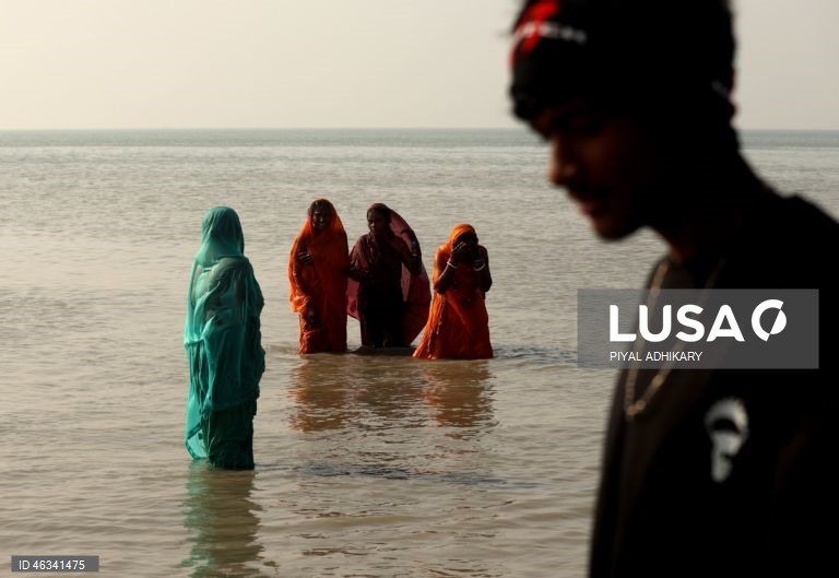 Índia: Encontro anual de peregrinos hindus de Ganga Sagar, que se banham nas águas sagradas do rio Ganges, em Bengala 