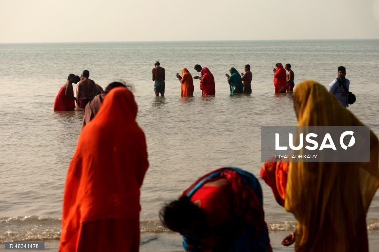 Índia: Encontro anual de peregrinos hindus de Ganga Sagar, que se banham nas águas sagradas do rio Ganges, em Bengala 