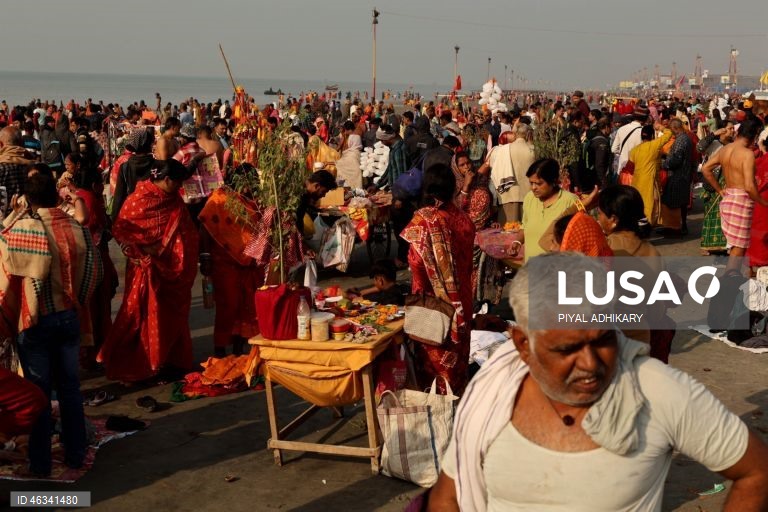Índia: Encontro anual de peregrinos hindus de Ganga Sagar, que se banham nas águas sagradas do rio Ganges, em Bengala 