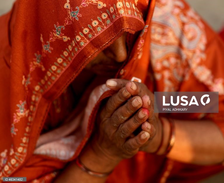 Índia: Encontro anual de peregrinos hindus de Ganga Sagar, que se banham nas águas sagradas do rio Ganges, em Bengala 