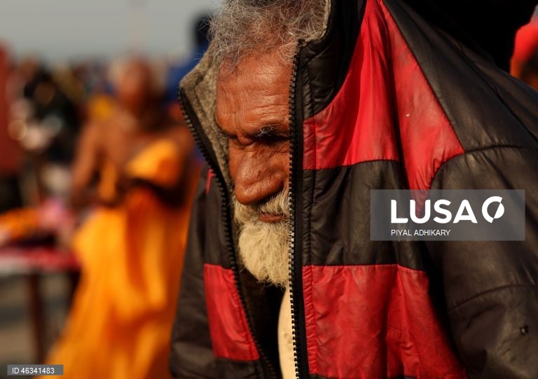 Índia: Encontro anual de peregrinos hindus de Ganga Sagar, que se banham nas águas sagradas do rio Ganges, em Bengala 