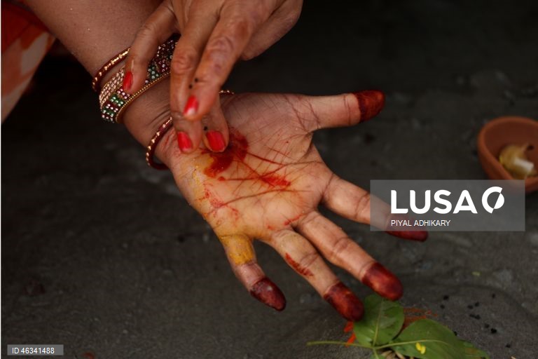 Índia: Encontro anual de peregrinos hindus de Ganga Sagar, que se banham nas águas sagradas do rio Ganges, em Bengala 