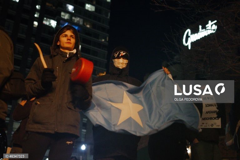 EUA: Manifestantes protestam contra a repressão federal à imigração à porta de um hotel que alberga agentes do ICE, em Minneapolis