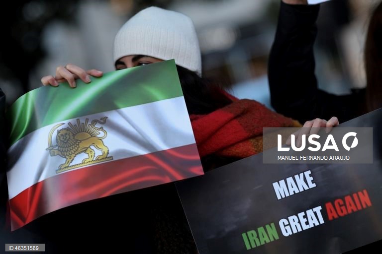 Manifestação no Porto contra o bloqueio de internet e a repressão no Irão 