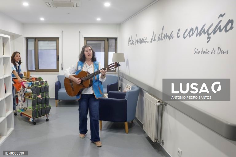 Joana Afonso e Rute Matias, elementos da Associação de Solidariedade Música nos Hospitais, tocam música para os doentes na Clínica do Instituto São João de Deus, em Lisboa.