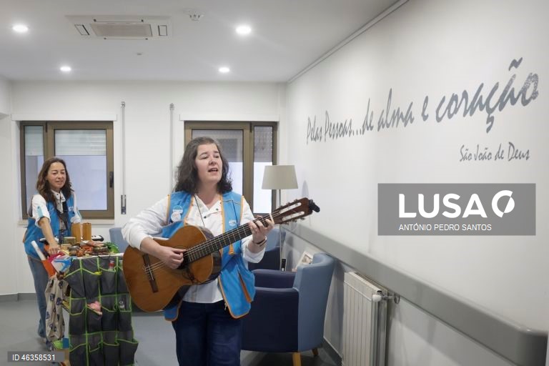 Joana Afonso e Rute Matias, elementos da Associação de Solidariedade Música nos Hospitais, tocam música para os doentes na Clínica do Instituto São João de Deus, em Lisboa.