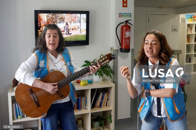 Joana Afonso e Rute Matias, elementos da Associação de Solidariedade Música nos Hospitais, tocam música para os doentes na Clínica do Instituto São João de Deus, em Lisboa.