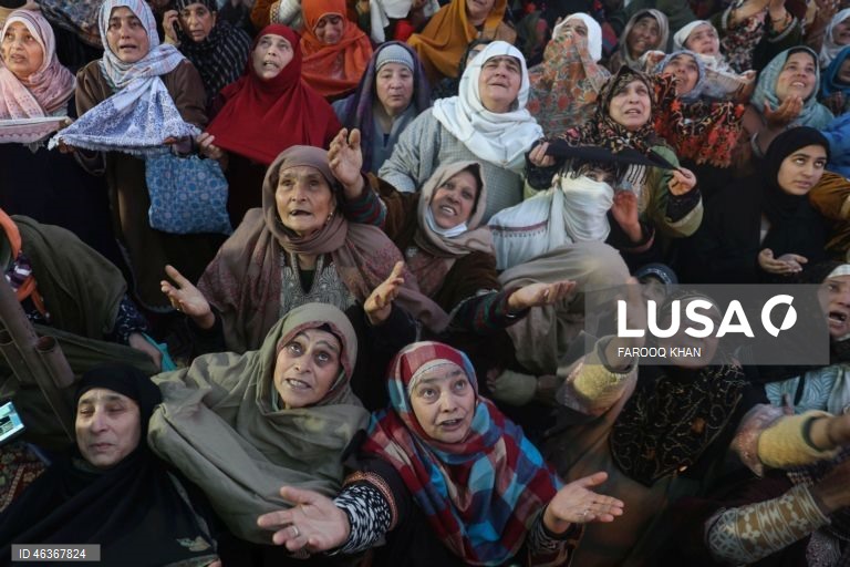 Muçulmanos rezam enquanto contemplam uma relíquia sagrada que se acredita conter um fio de barba do profeta Maomé no santuário Hazratbal, em Srinagar, Índia. Centenas de devotos reuniram-se para celebrar o Meraj-ul-Alam, que comemora a ascensão do profeta ao céu. 