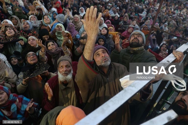 Muçulmanos rezam enquanto contemplam uma relíquia sagrada que se acredita conter um fio de barba do profeta Maomé no santuário Hazratbal, em Srinagar, Índia. Centenas de devotos reuniram-se para celebrar o Meraj-ul-Alam, que comemora a ascensão do profeta ao céu. 