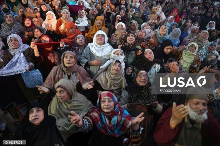 Muçulmanos rezam enquanto contemplam uma relíquia sagrada que se acredita conter um fio de barba do profeta Maomé no santuário Hazratbal, em Srinagar, Índia. Centenas de devotos reuniram-se para celebrar o Meraj-ul-Alam, que comemora a ascensão do profeta ao céu. 