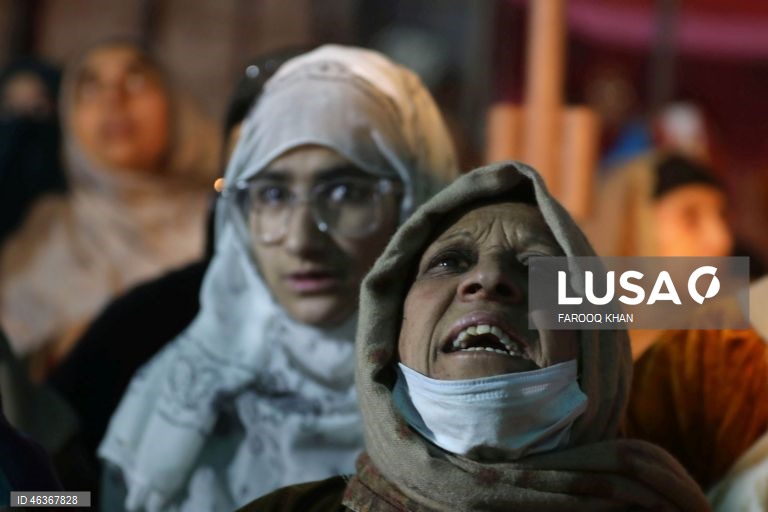 Muçulmanos rezam enquanto contemplam uma relíquia sagrada que se acredita conter um fio de barba do profeta Maomé no santuário Hazratbal, em Srinagar, Índia. Centenas de devotos reuniram-se para celebrar o Meraj-ul-Alam, que comemora a ascensão do profeta ao céu. 