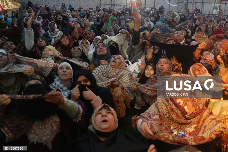 Muçulmanos rezam enquanto contemplam uma relíquia sagrada que se acredita conter um fio de barba do profeta Maomé no santuário Hazratbal, em Srinagar, Índia. Centenas de devotos reuniram-se para celebrar o Meraj-ul-Alam, que comemora a ascensão do profeta ao céu. 