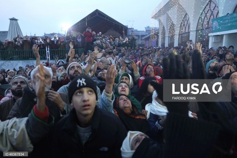 Muçulmanos rezam enquanto contemplam uma relíquia sagrada que se acredita conter um fio de barba do profeta Maomé no santuário Hazratbal, em Srinagar, Índia. Centenas de devotos reuniram-se para celebrar o Meraj-ul-Alam, que comemora a ascensão do profeta ao céu. 
