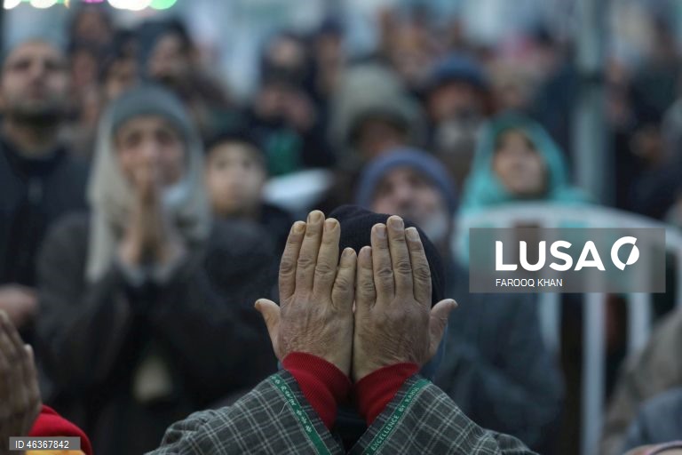 Muçulmanos rezam enquanto contemplam uma relíquia sagrada que se acredita conter um fio de barba do profeta Maomé no santuário Hazratbal, em Srinagar, Índia. Centenas de devotos reuniram-se para celebrar o Meraj-ul-Alam, que comemora a ascensão do profeta ao céu. 