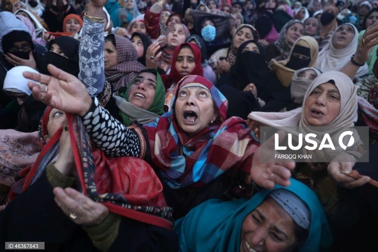 Muçulmanos rezam enquanto contemplam uma relíquia sagrada que se acredita conter um fio de barba do profeta Maomé no santuário Hazratbal, em Srinagar, Índia. Centenas de devotos reuniram-se para celebrar o Meraj-ul-Alam, que comemora a ascensão do profeta ao céu. 