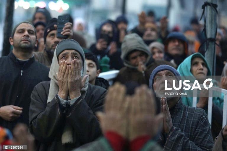 Muçulmanos rezam enquanto contemplam uma relíquia sagrada que se acredita conter um fio de barba do profeta Maomé no santuário Hazratbal, em Srinagar, Índia. Centenas de devotos reuniram-se para celebrar o Meraj-ul-Alam, que comemora a ascensão do profeta ao céu. 