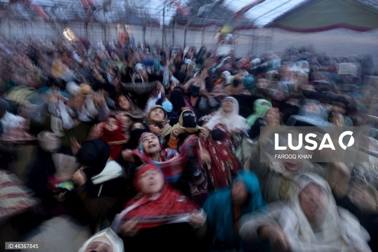 Muçulmanos rezam enquanto contemplam uma relíquia sagrada que se acredita conter um fio de barba do profeta Maomé no santuário Hazratbal, em Srinagar, Índia. Centenas de devotos reuniram-se para celebrar o Meraj-ul-Alam, que comemora a ascensão do profeta ao céu. 