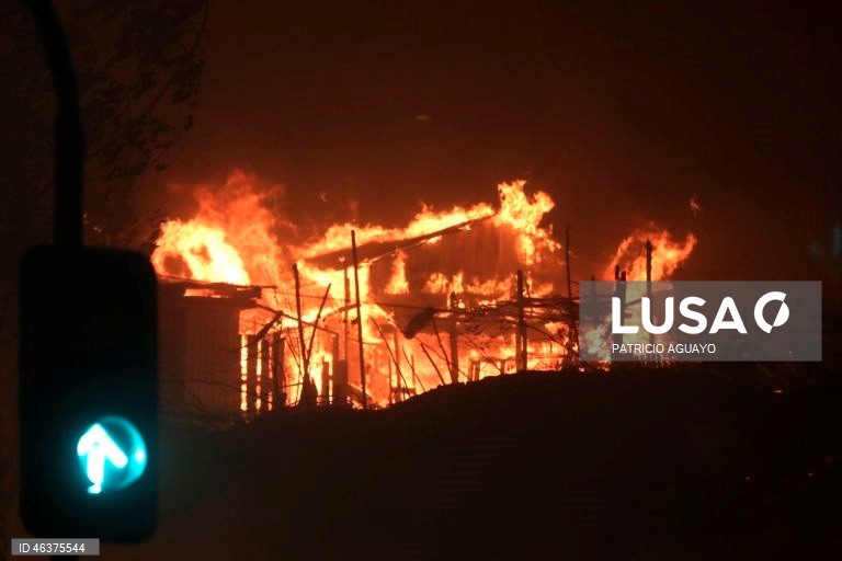 Chile: Incêndios florestais destroem casas em Penco