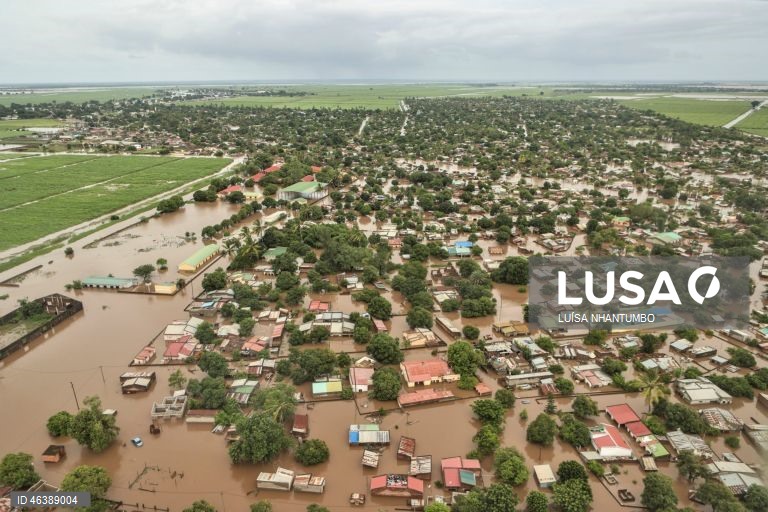 Aerial view of the  flooded 03th February neighbourhood between Maputo and Gaza regions, Maputo, Mozambique, 20th January 2026. Today, efforts and attempts to rescue hundreds of families who remain cut off by the floods continue, some of whom are taking refuge on rooftops, car roofs or in the treetops, mainly in Maputo and Gaza, southern Mozambique, as a result of heavy rains, which have been almost uninterrupted for several days and are forcing dams, including those in neighbouring countries,...
