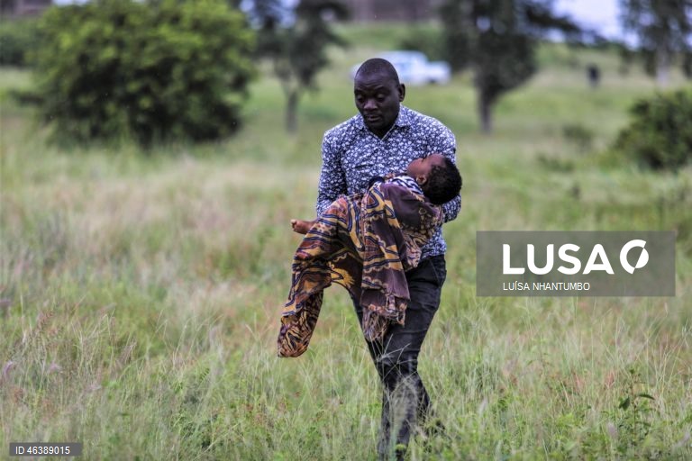 Rescue operation to the people living in 03th February neighbourhood afected by the heavy rains in the Maputo and Gaza regions, Maputo, Mozambique, 20th January 2026. Today, efforts and attempts to rescue hundreds of families who remain cut off by the floods continue, some of whom are taking refuge on rooftops, car roofs or in the treetops, mainly in Maputo and Gaza, southern Mozambique, as a result of heavy rains, which have been almost uninterrupted for several days and are forcing dams,...
