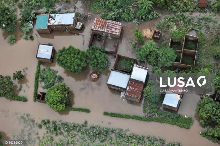 Aerial view of the  flooded 03th February neighbourhood between Maputo and Gaza regions, Maputo, Mozambique, 20th January 2026. Today, efforts and attempts to rescue hundreds of families who remain cut off by the floods continue, some of whom are taking refuge on rooftops, car roofs or in the treetops, mainly in Maputo and Gaza, southern Mozambique, as a result of heavy rains, which have been almost uninterrupted for several days and are forcing dams, including those in neighbouring countries,...
