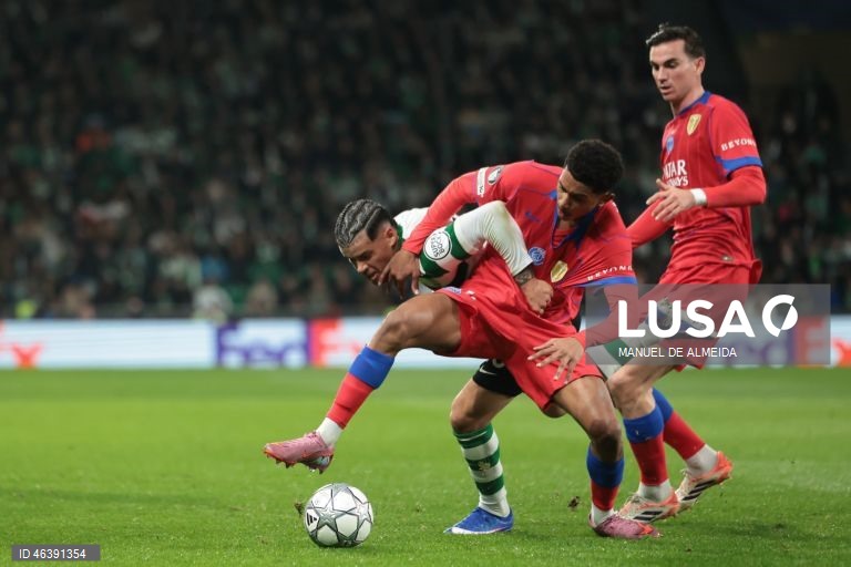 O Sporting venceu hoje em casa o detentor do cetro europeu Paris Saint-Germain por 2-1 e garantiu, pelo menos, um lugar no play-off de acesso aos oitavos de final da Liga dos Campeões em futebol.