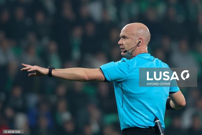 O Sporting venceu hoje em casa o detentor do cetro europeu Paris Saint-Germain por 2-1 e garantiu, pelo menos, um lugar no play-off de acesso aos oitavos de final da Liga dos Campeões em futebol.