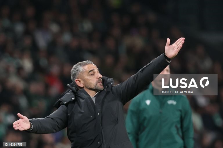 O Sporting venceu hoje em casa o detentor do cetro europeu Paris Saint-Germain por 2-1 e garantiu, pelo menos, um lugar no play-off de acesso aos oitavos de final da Liga dos Campeões em futebol.