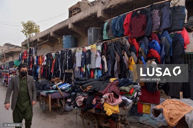 Paquistão: Mercado de roupa em segunda mão em Peshawar