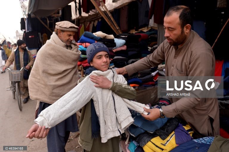 Paquistão: Mercado de roupa em segunda mão em Peshawar
